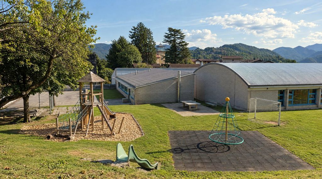 Giardino con area giochi davanti all’edificio di Muzzano, con le montagne sullo sfondo